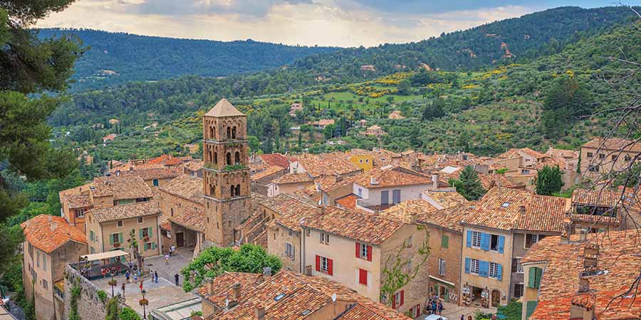 Visiting the beautiful village of Moustiers Ste Marie